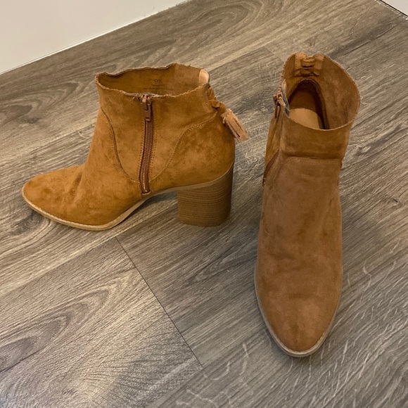 Universal Thread Shoes - Brown suede heeled boots